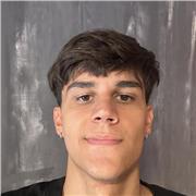 Soy un chico graduado en Ciencias de la Actividad Física y del Deporte, con un nivel B2 de francés.